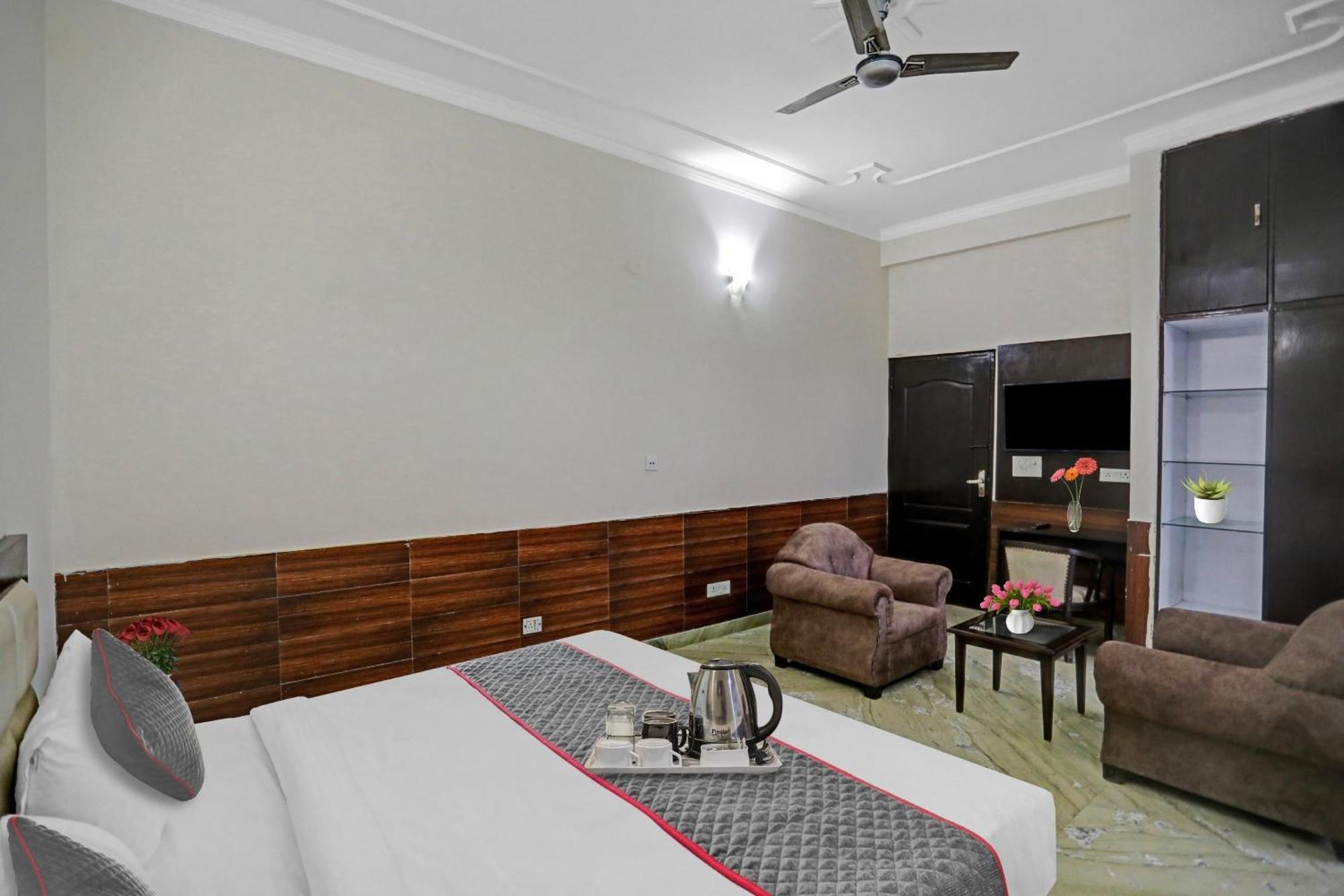 Townhouse The Premier View Near Iskcon Temple Noida Hotel ภายนอก รูปภาพ