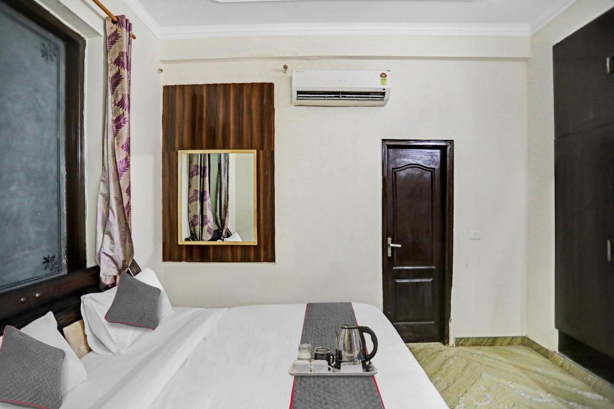 Townhouse The Premier View Near Iskcon Temple Noida Hotel ภายนอก รูปภาพ