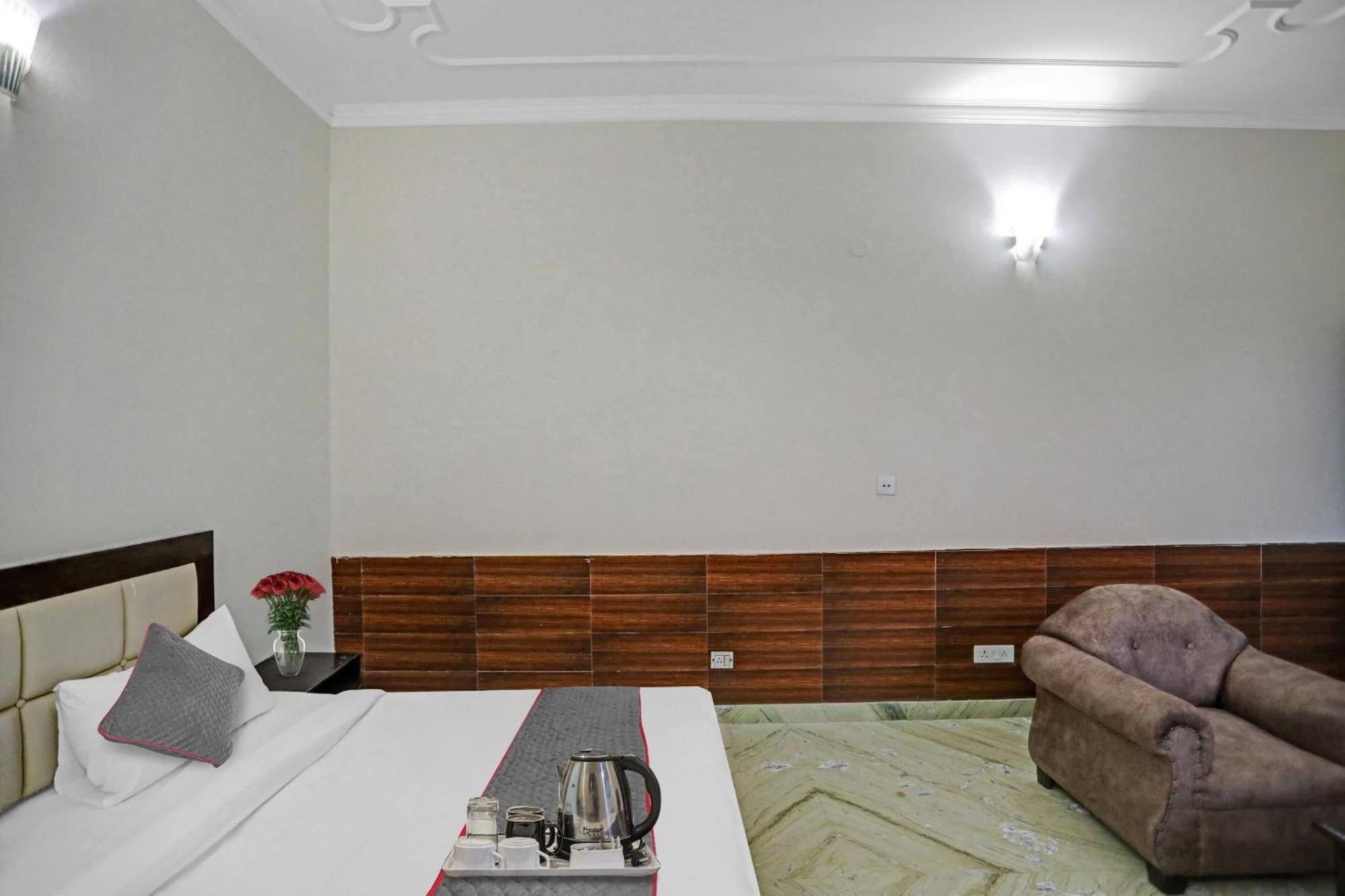Townhouse The Premier View Near Iskcon Temple Noida Hotel ภายนอก รูปภาพ