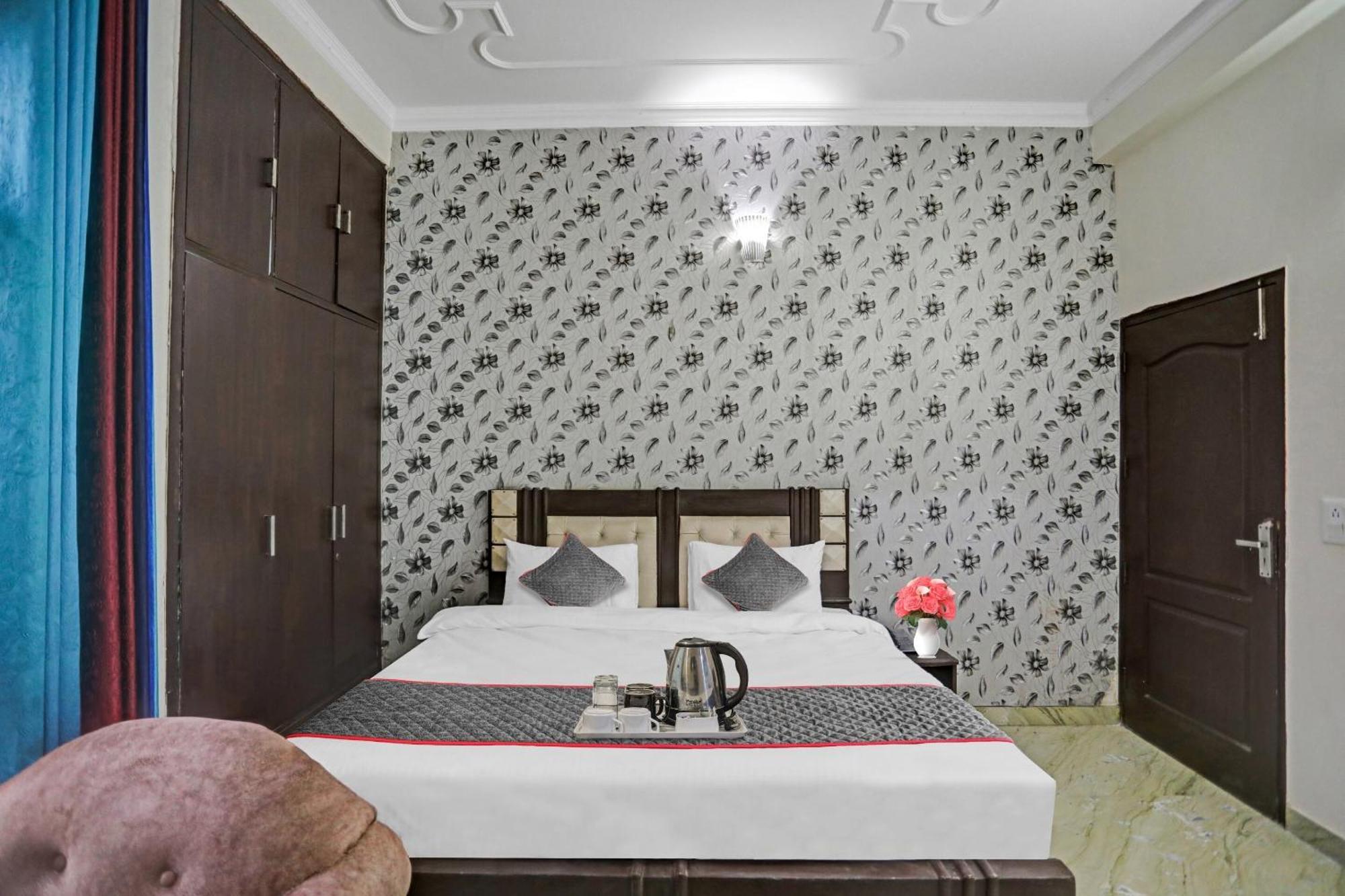Townhouse The Premier View Near Iskcon Temple Noida Hotel ภายนอก รูปภาพ